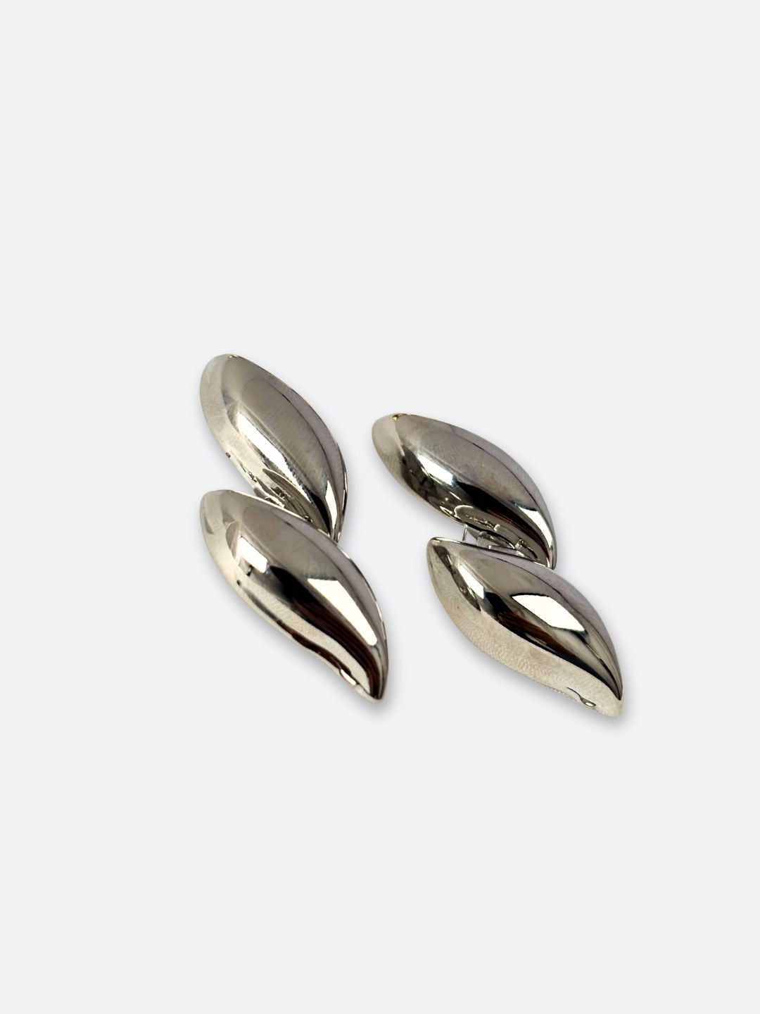 Hojas Fluidas Plateadas